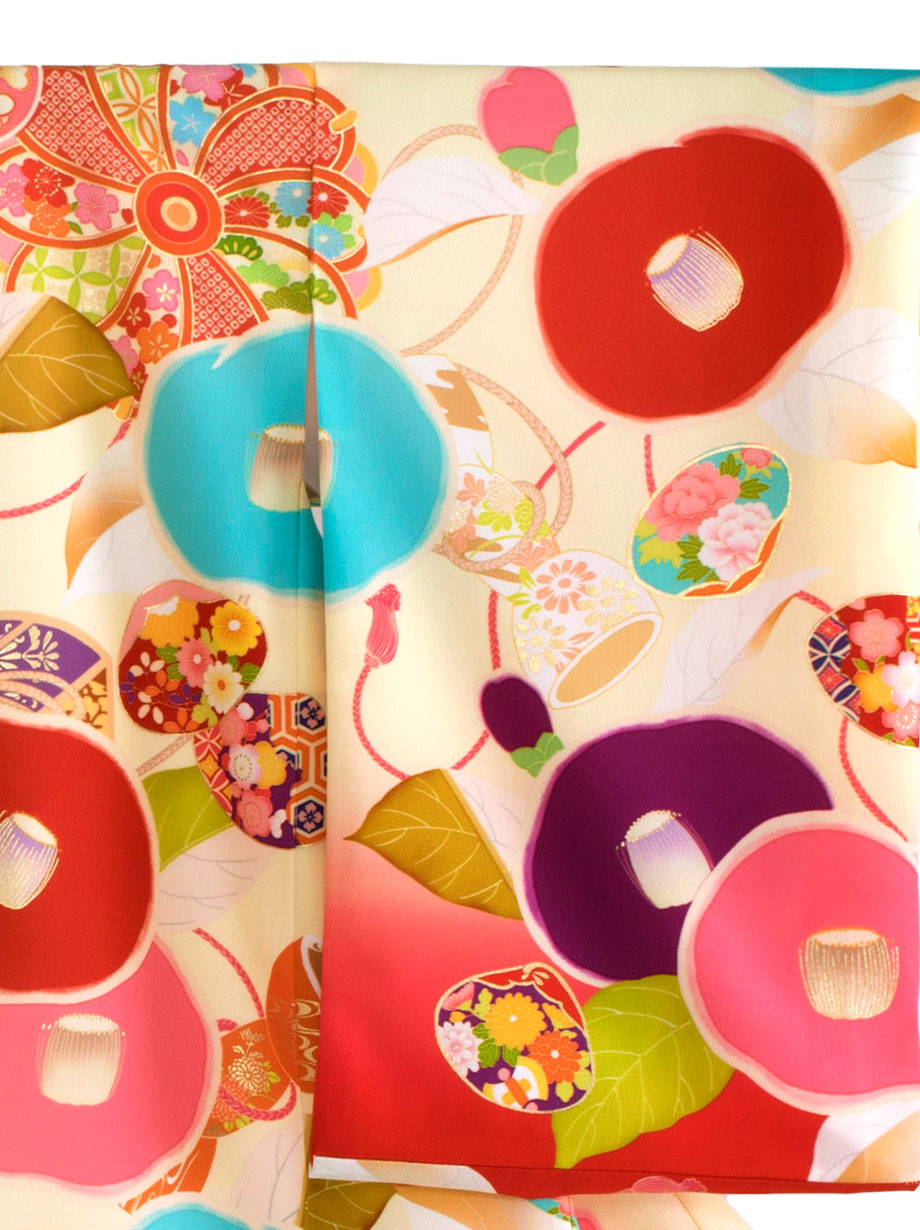 お宮参り産着／《芸艸堂》クリーム地に丸椿と文箱の祝い着／女児