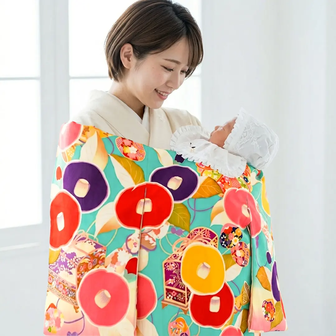 お宮参り産着／《芸艸堂》青地に丸椿と文箱の祝い着／女児（ポリエステル）／着用イメージ