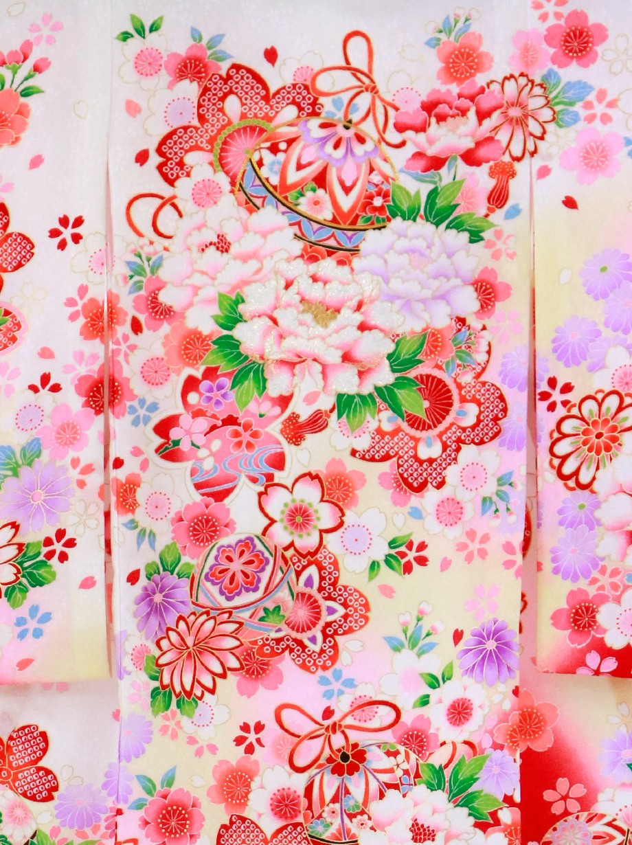 白地に四季花と鈴の祝い着（産着）／女児