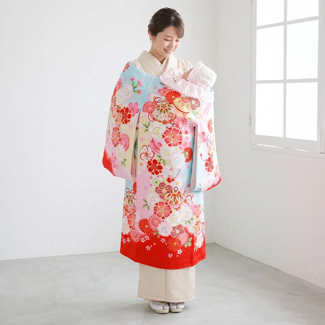 お宮参り産着／ライトブルーに鈴と花尽くしの祝い着／女児／着用イメージ