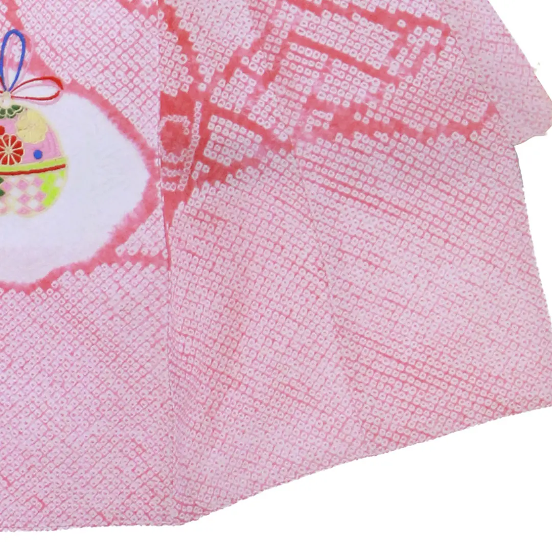 お宮参り産着／ピンク地に鈴や鼓、絞り染めの祝い着／女児／右裾詳細