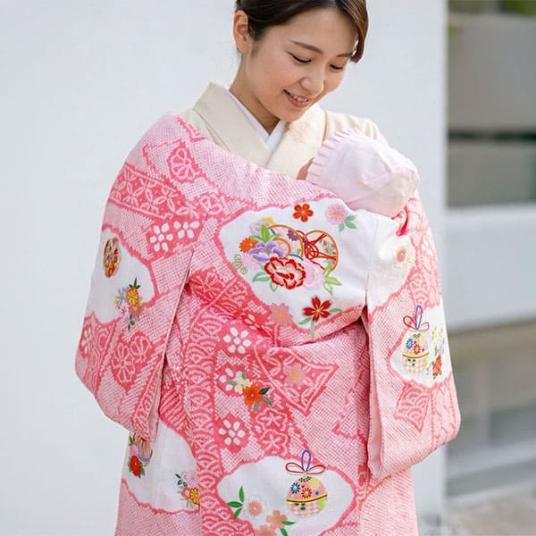 お宮参り産着レンタル／ピンク地に鈴や鼓、絞り染めの祝い着／女児