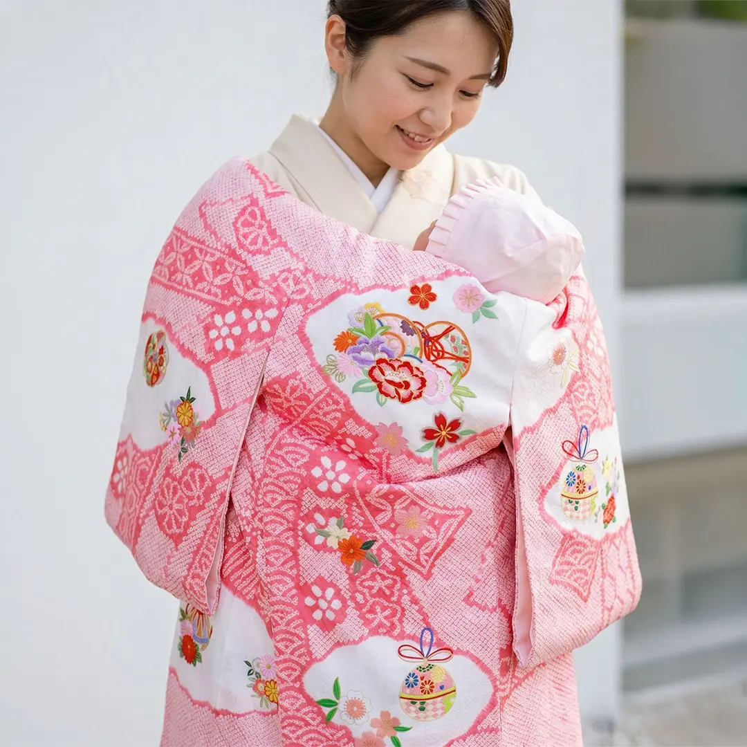 お宮参り産着／ピンク地に鈴や鼓、絞り染めの祝い着／女児／着用イメージ
