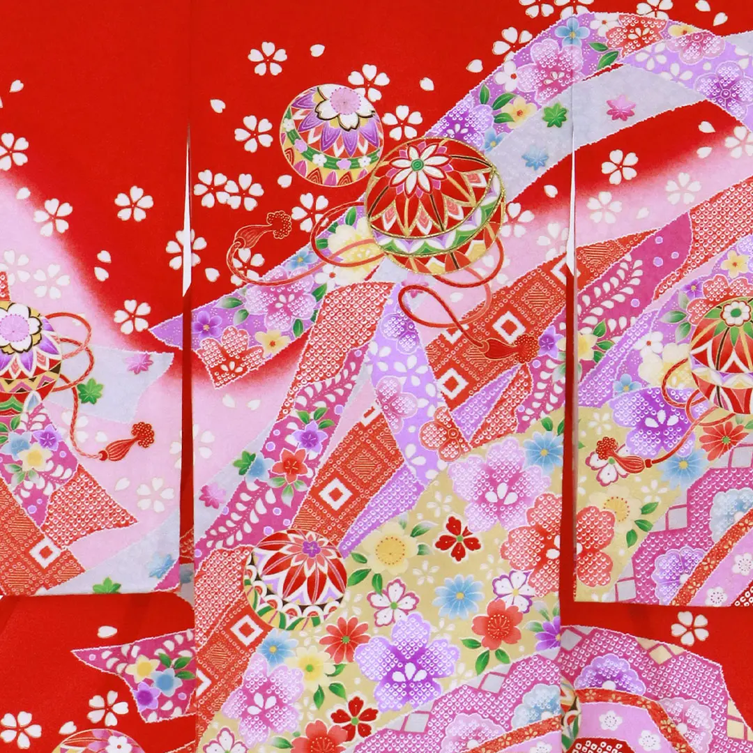 お宮参り産着／赤地に鞠、花尽くしの祝い着／女児／背中詳細