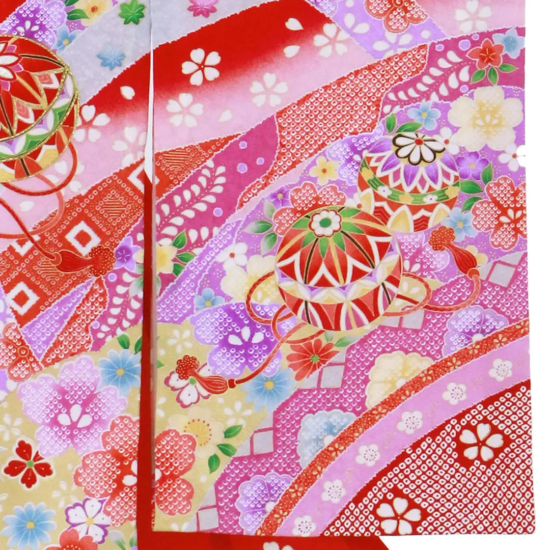 お宮参り産着／赤地に鞠、花尽くしの祝い着／女児／右袖詳細