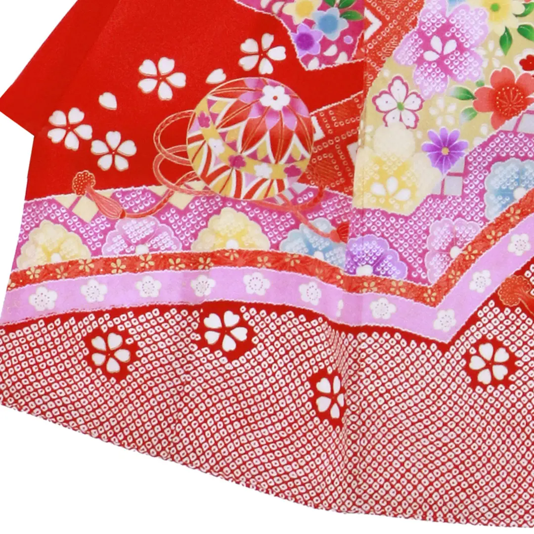 お宮参り産着／赤地に鞠、花尽くしの祝い着／女児／左裾詳細