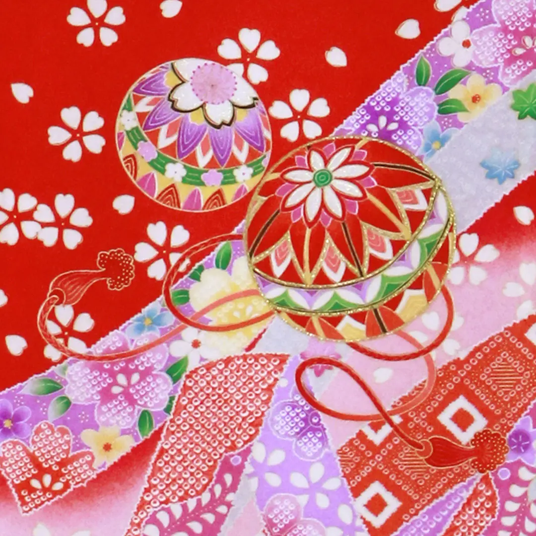 お宮参り産着／赤地に鞠、花尽くしの祝い着／女児／背中の柄詳細
