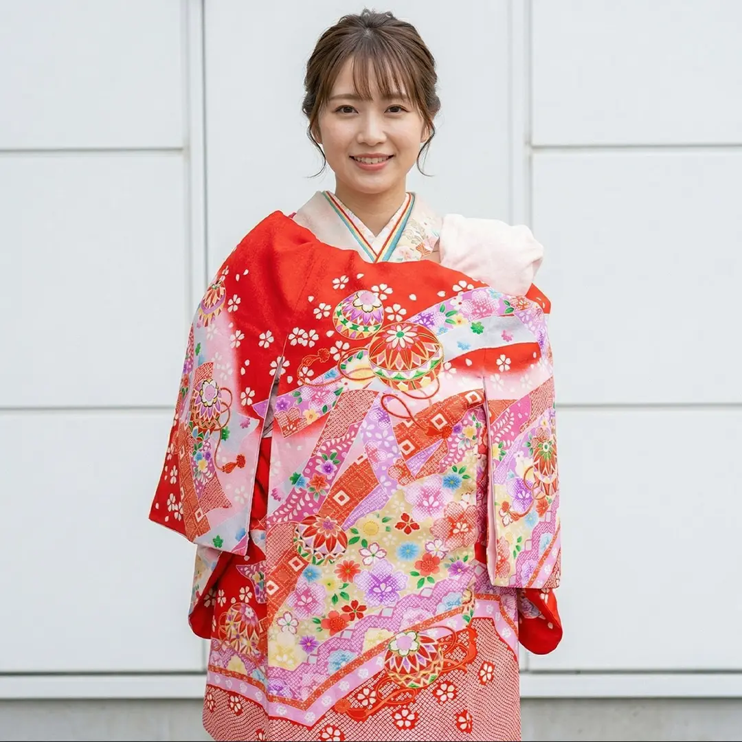 お宮参り産着／赤地に鞠、花尽くしの祝い着／女児／着用イメージ