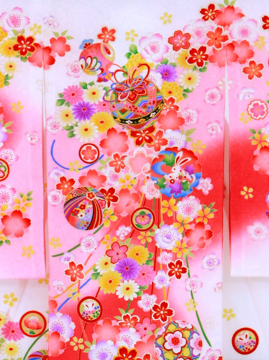 白地に鈴と花尽くしの祝い着（産着）／女児