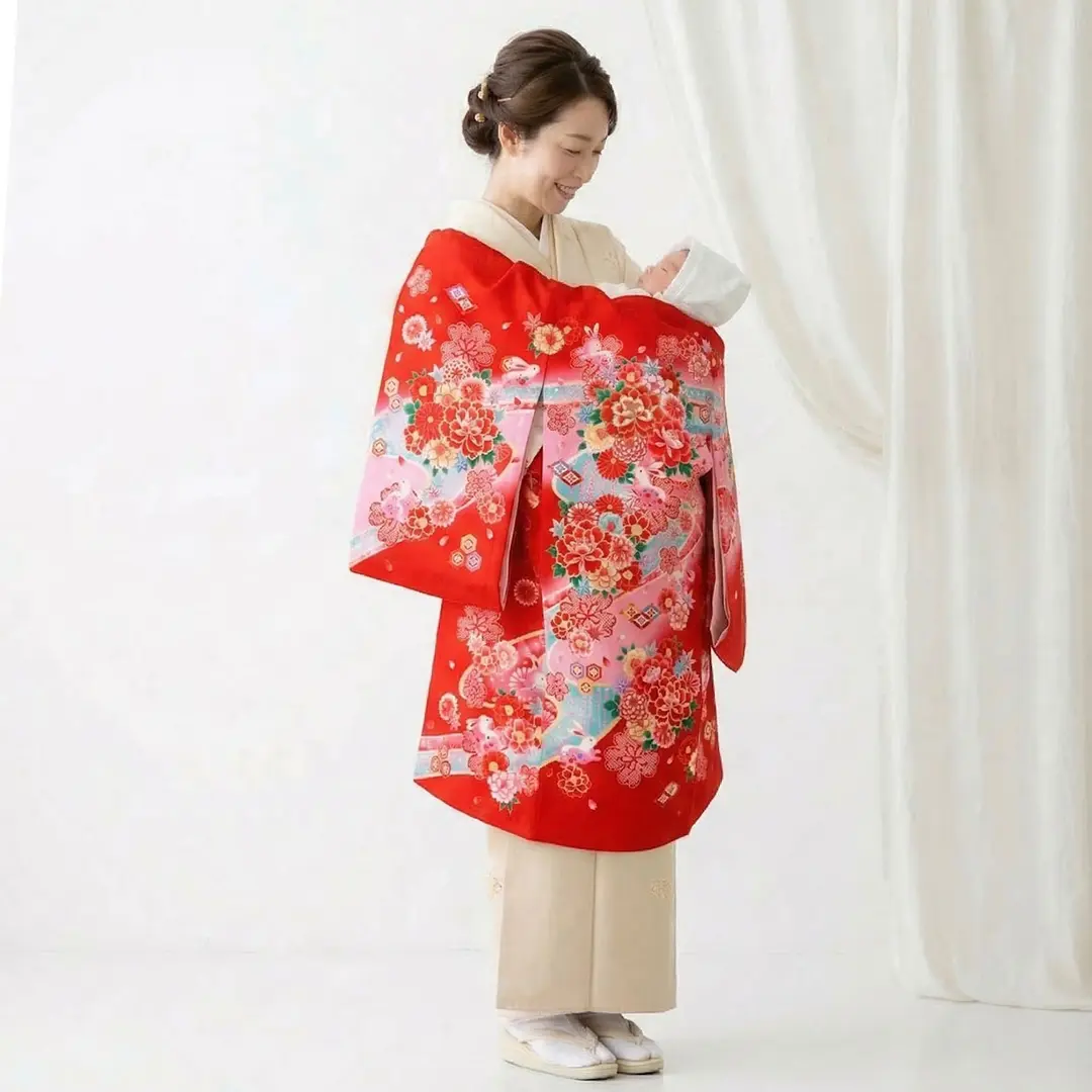 お宮参り産着／赤地にうさぎと牡丹の祝い着／女児／着用イメージ