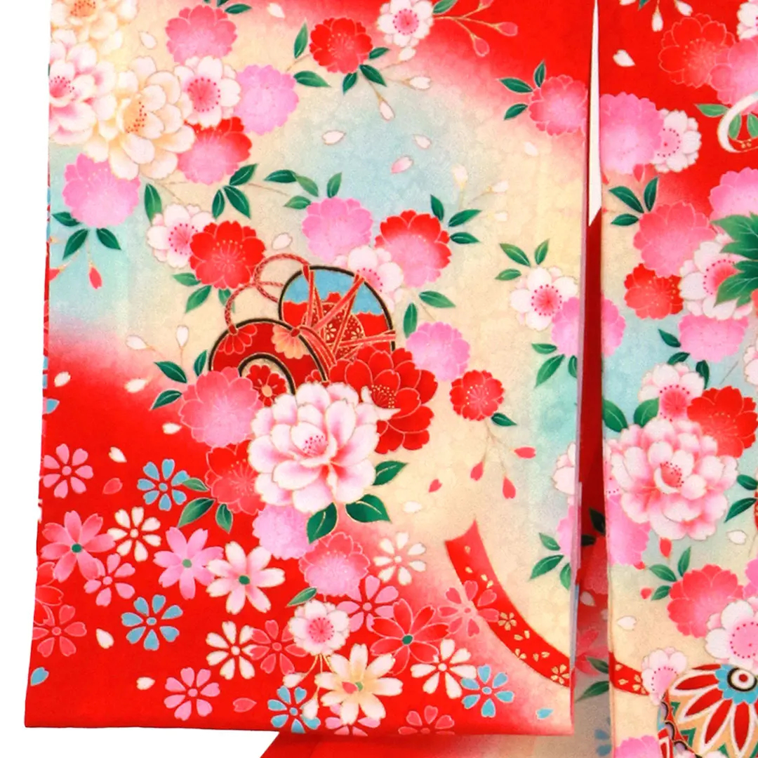 お宮参り産着／赤地に牡丹尽くしの祝い着／女児／左袖詳細