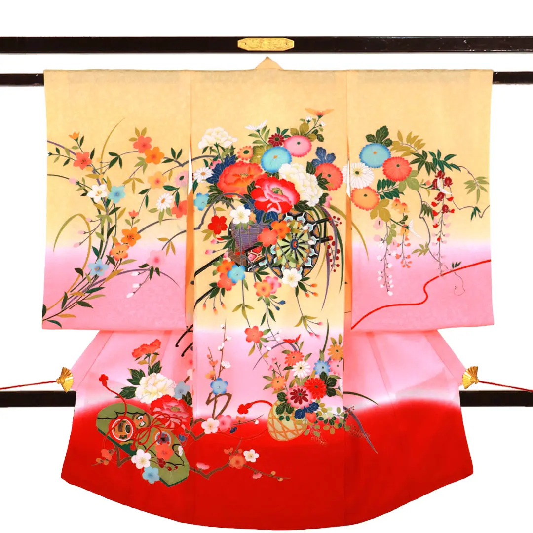 お宮参り産着／薄橙色とピンクと赤の熨斗目に花車の祝い着／女児／正面
