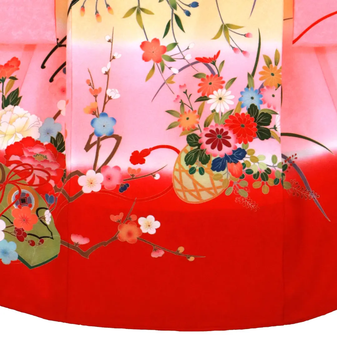 お宮参り産着／薄橙色とピンクと赤の熨斗目に花車の祝い着／女児／裾中央詳細