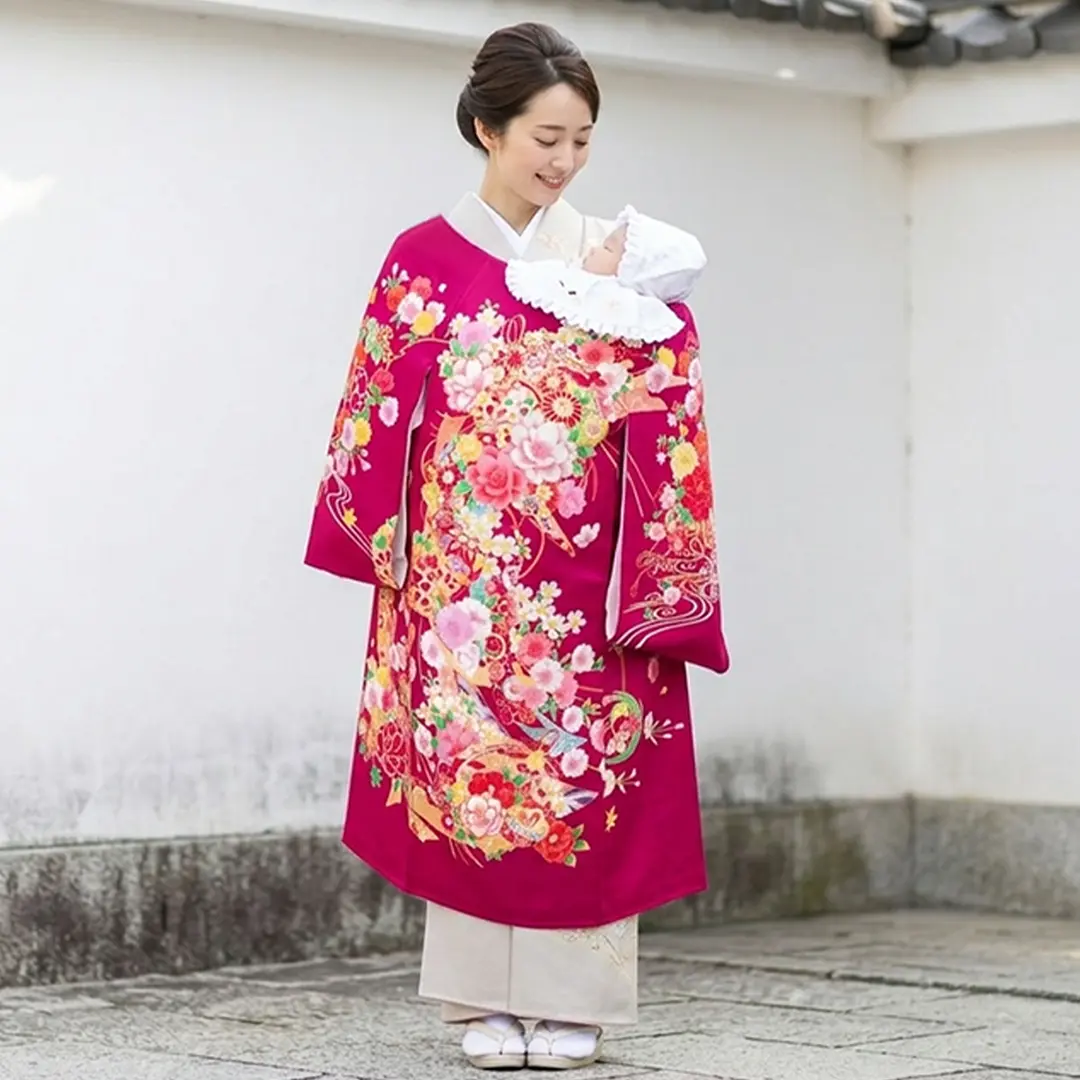 お宮参り産着／ルビー色に熨斗と鈴の祝い着／女児／着用イメージ