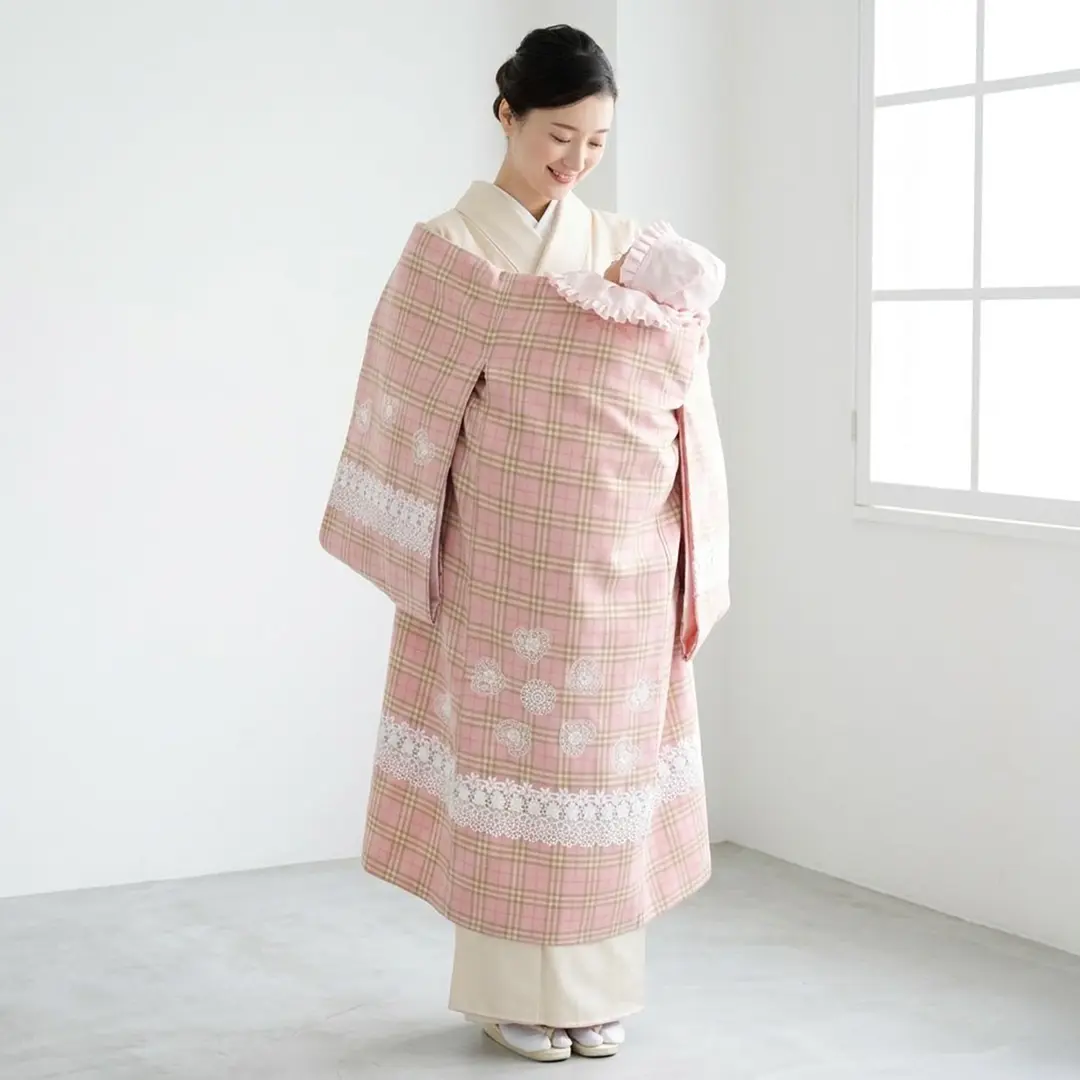 お宮参り産着／ピンクのチェックにレースのウール素材の祝い着／女児（かしきものオリジナル）／着用イメージ