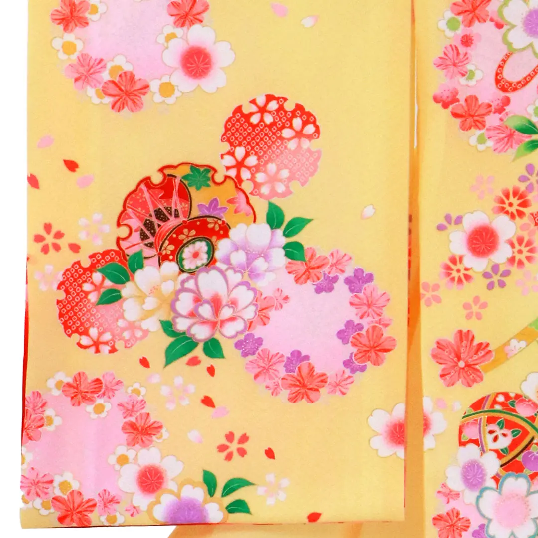 お宮参り産着／黄色地に鞠と花丸の祝い着／女児／左袖詳細