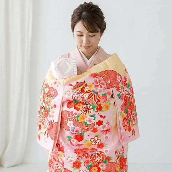 お宮参り産着／クリーム地に鞠と糸巻き、雲取りの祝い着／女児