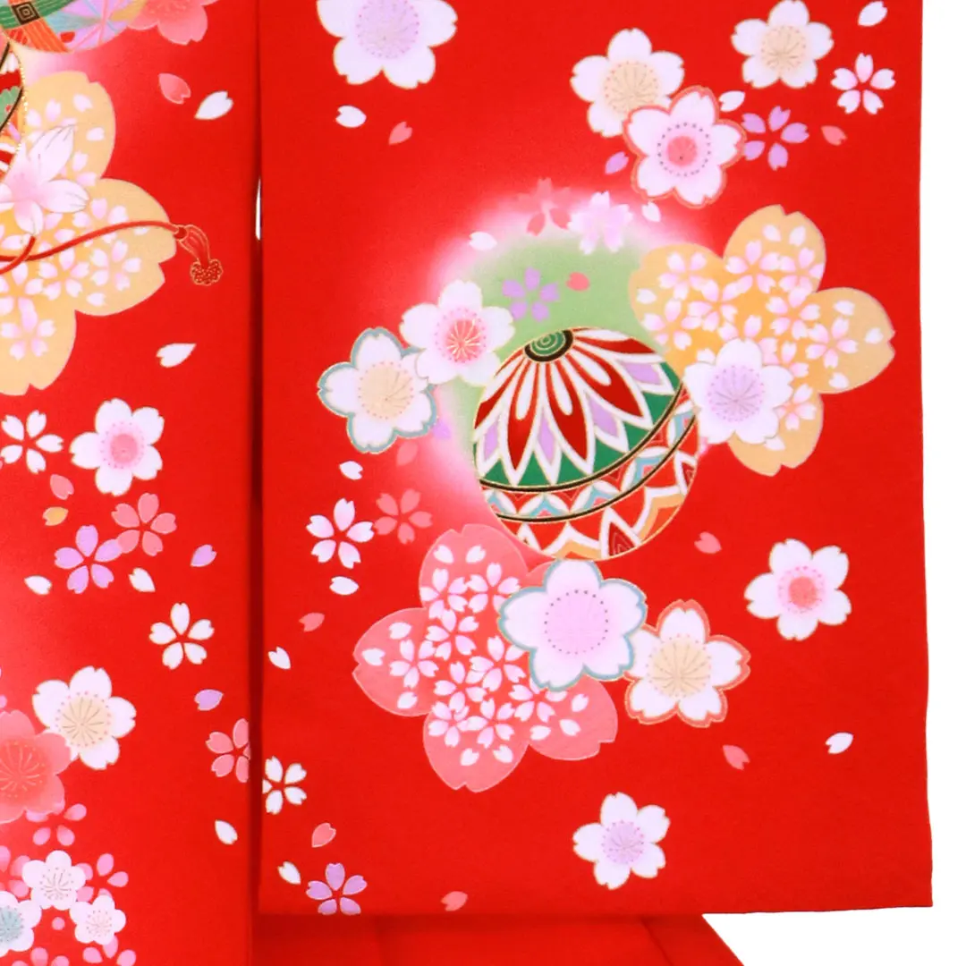 お宮参り産着／赤地に桜と鞠の祝い着／女児／右袖詳細