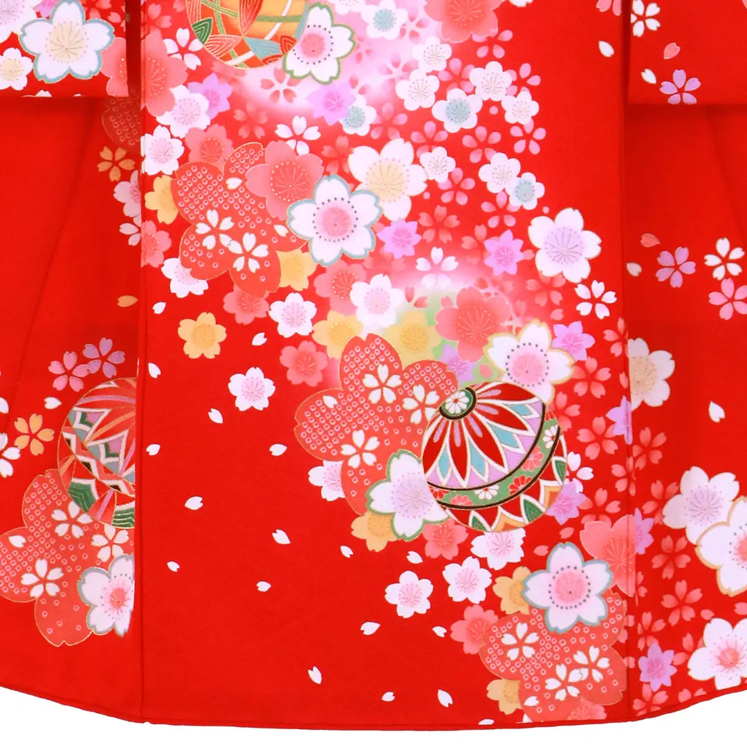 お宮参り産着／赤地に桜と鞠の祝い着／女児／裾中央詳細