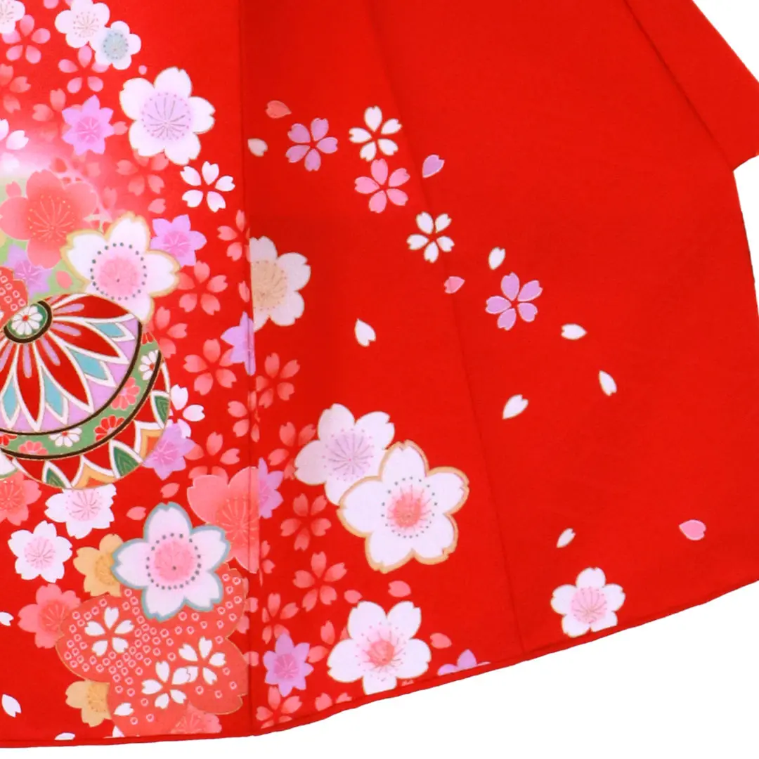 お宮参り産着／赤地に桜と鞠の祝い着／女児／右裾詳細