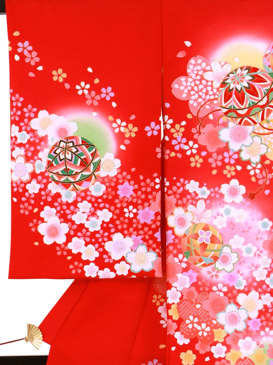 赤地に桜と鞠の祝い着（産着）／左袖