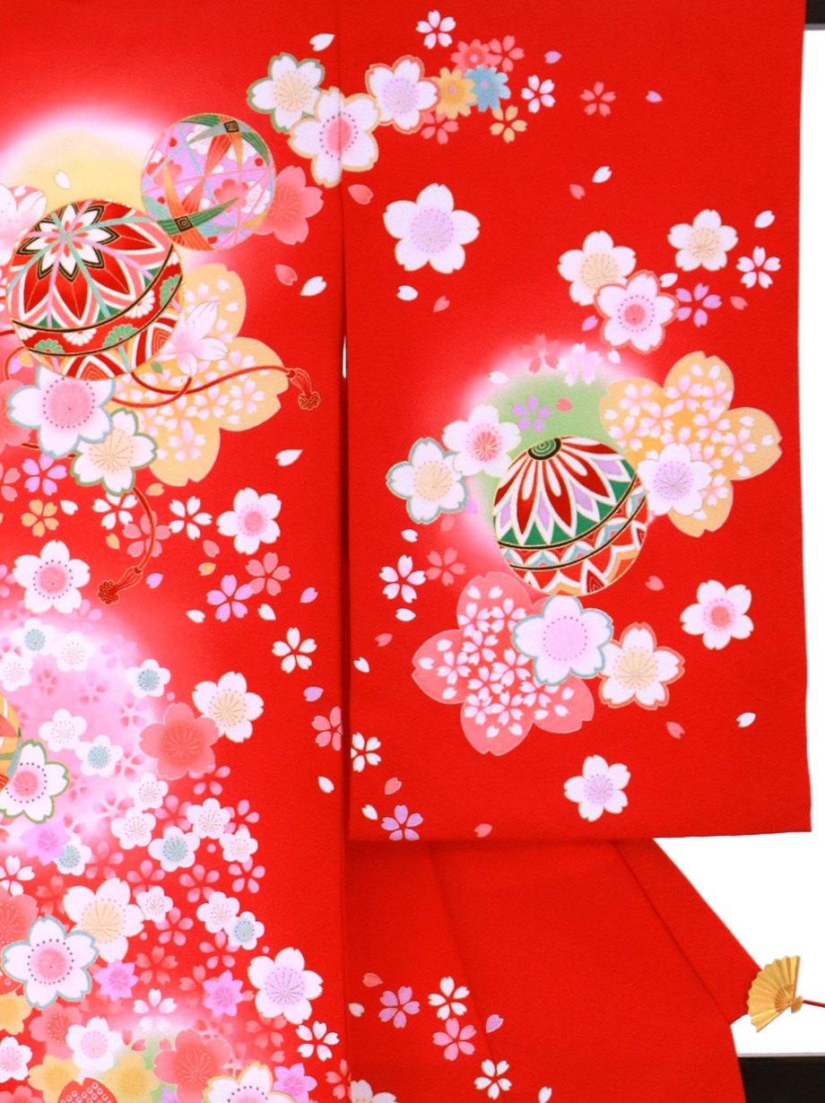 赤地に桜と鞠の祝い着（産着）／右袖