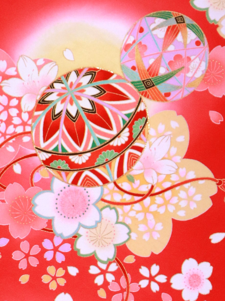 赤地に桜と鞠の祝い着（産着）／柄アップ