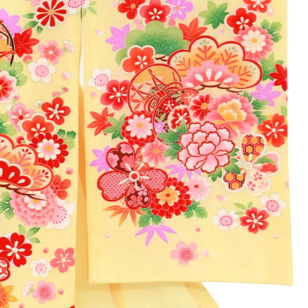 お宮参り産着／クリーム地に鼓と花尽くしの祝い着／女児／右袖詳細
