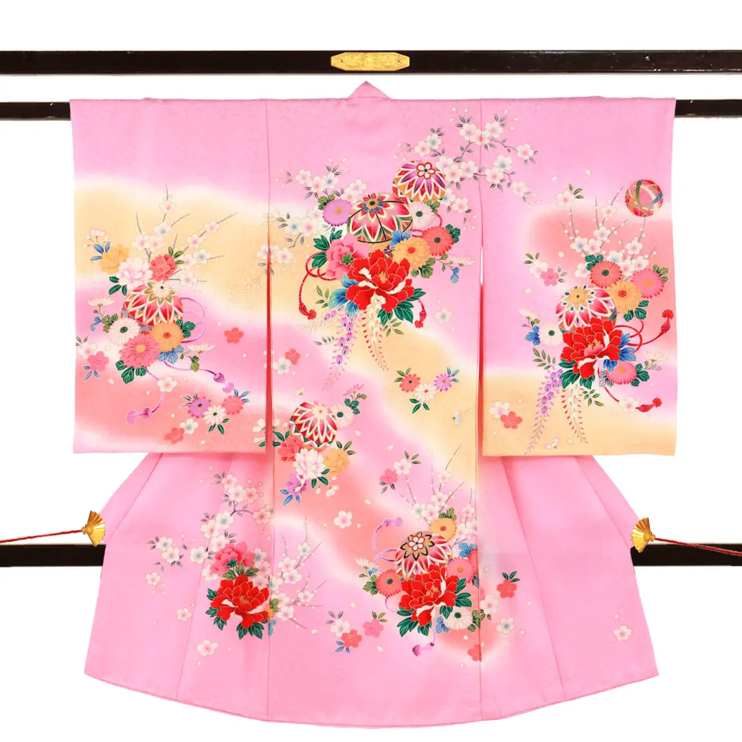 お宮参り産着／ピンク地に鞠と牡丹と桜の祝い着／女児／正面