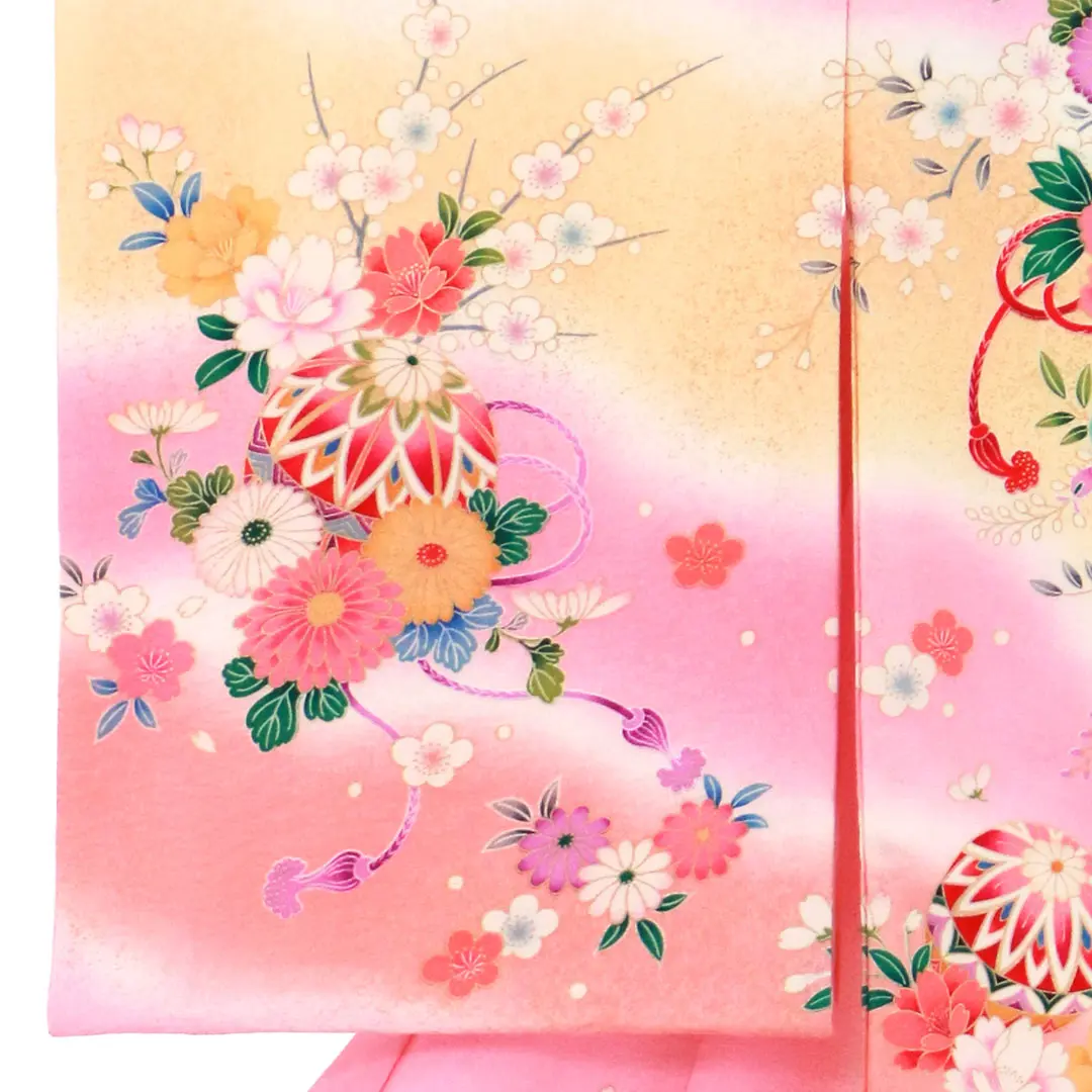 お宮参り産着／ピンク地に鞠と牡丹と桜の祝い着／女児／左袖詳細
