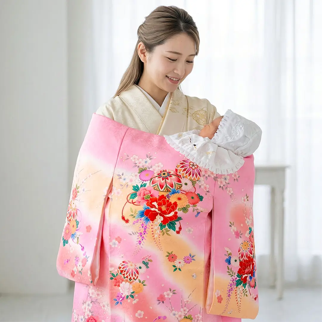 お宮参り産着／ピンク地に鞠と牡丹と桜の祝い着／女児／着用イメージ