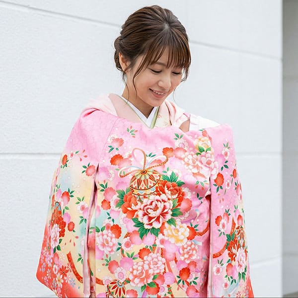 お宮参り産着／ピンク地のグラデーションに牡丹と鈴の祝い着／女児