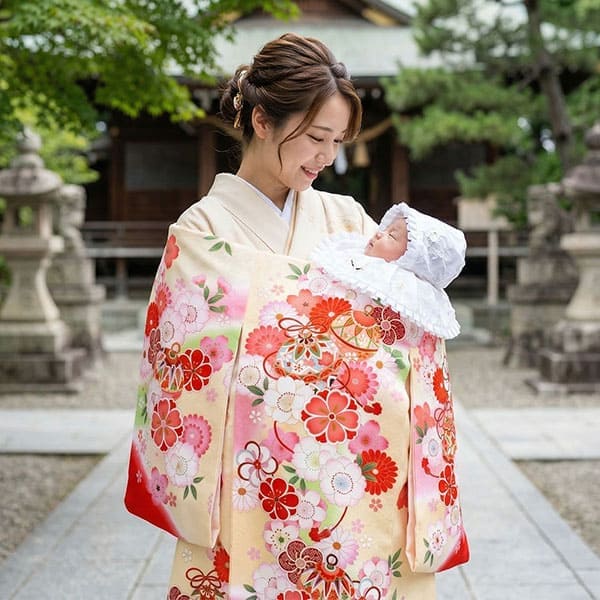 お宮参り産着／クリームイエローに鈴と花尽くしの祝い着／女児