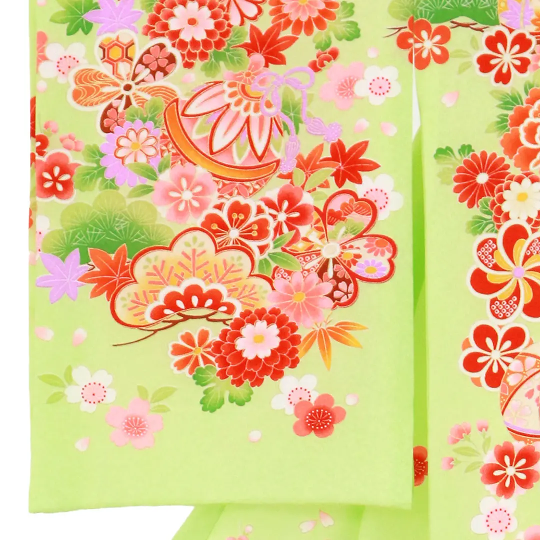 お宮参り産着／黄緑地に鞠と花尽くしの祝い着／女児／左袖詳細
