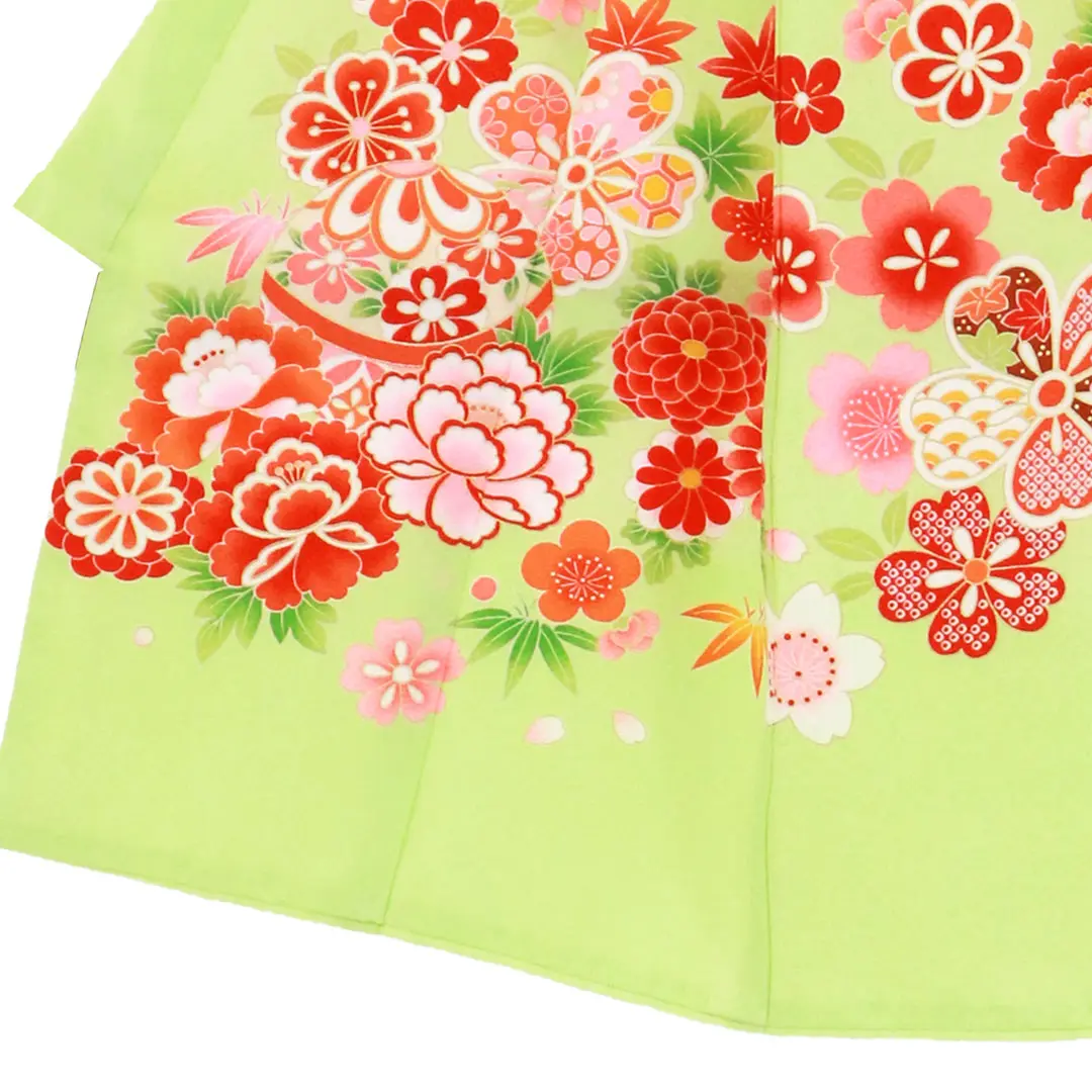 お宮参り産着／黄緑地に鞠と花尽くしの祝い着／女児／左裾詳細