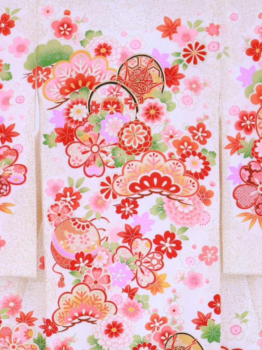 白と金箔地に鼓と花尽くしの祝い着（産着）／女児