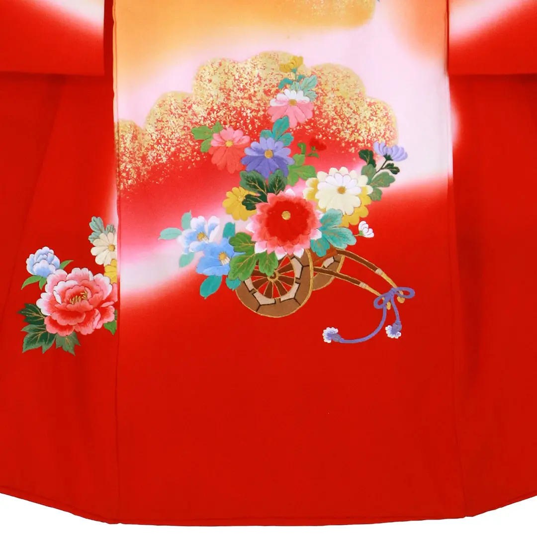 お宮参り産着／【総刺繍】 赤地に花車の祝い着／女児／裾中央詳細