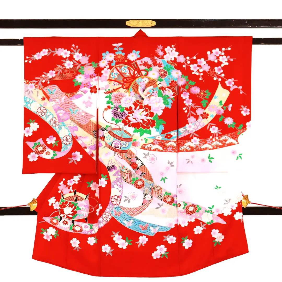 お宮参り産着／赤地に鼓と牡丹、熨斗の祝い着／女児／正面
