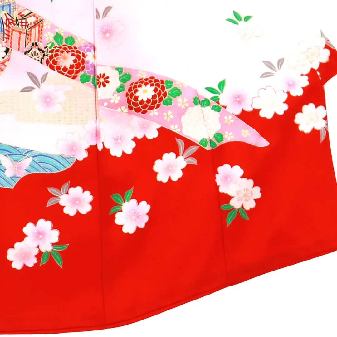 お宮参り産着／赤地に鼓と牡丹、熨斗の祝い着／女児／右裾詳細