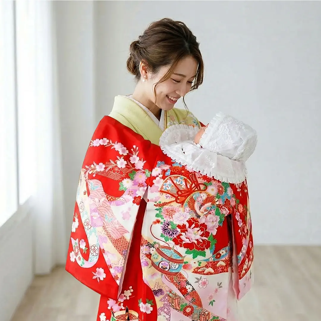 お宮参り産着／赤地に鼓と牡丹、熨斗の祝い着／女児