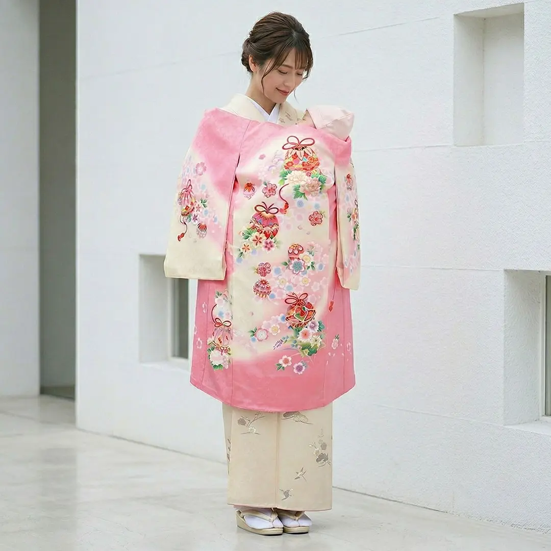 お宮参り産着／ピンク地に鈴と桜の祝い着／女児／着用イメージ
