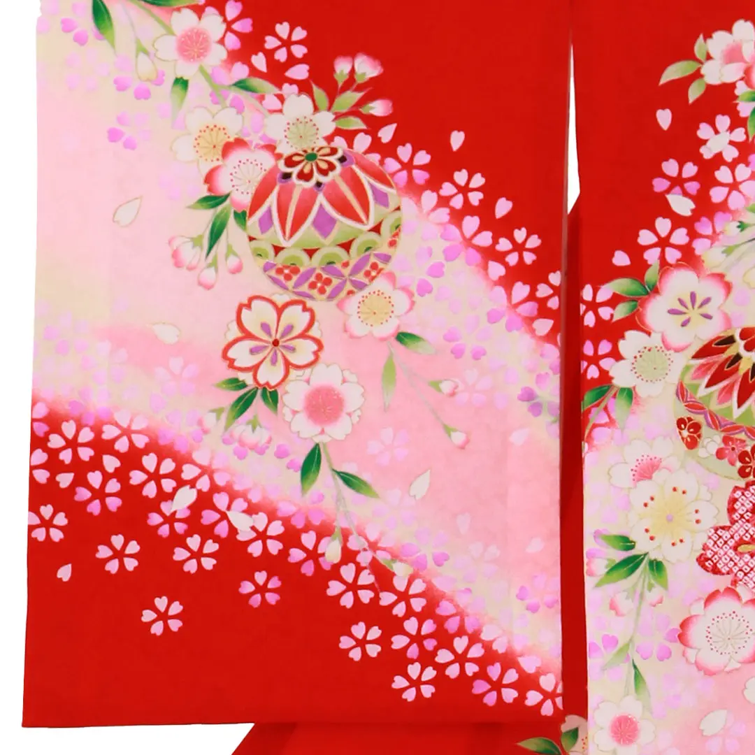 お宮参り産着／赤地に鞠としだれ桜の祝い着／女児／左袖詳細