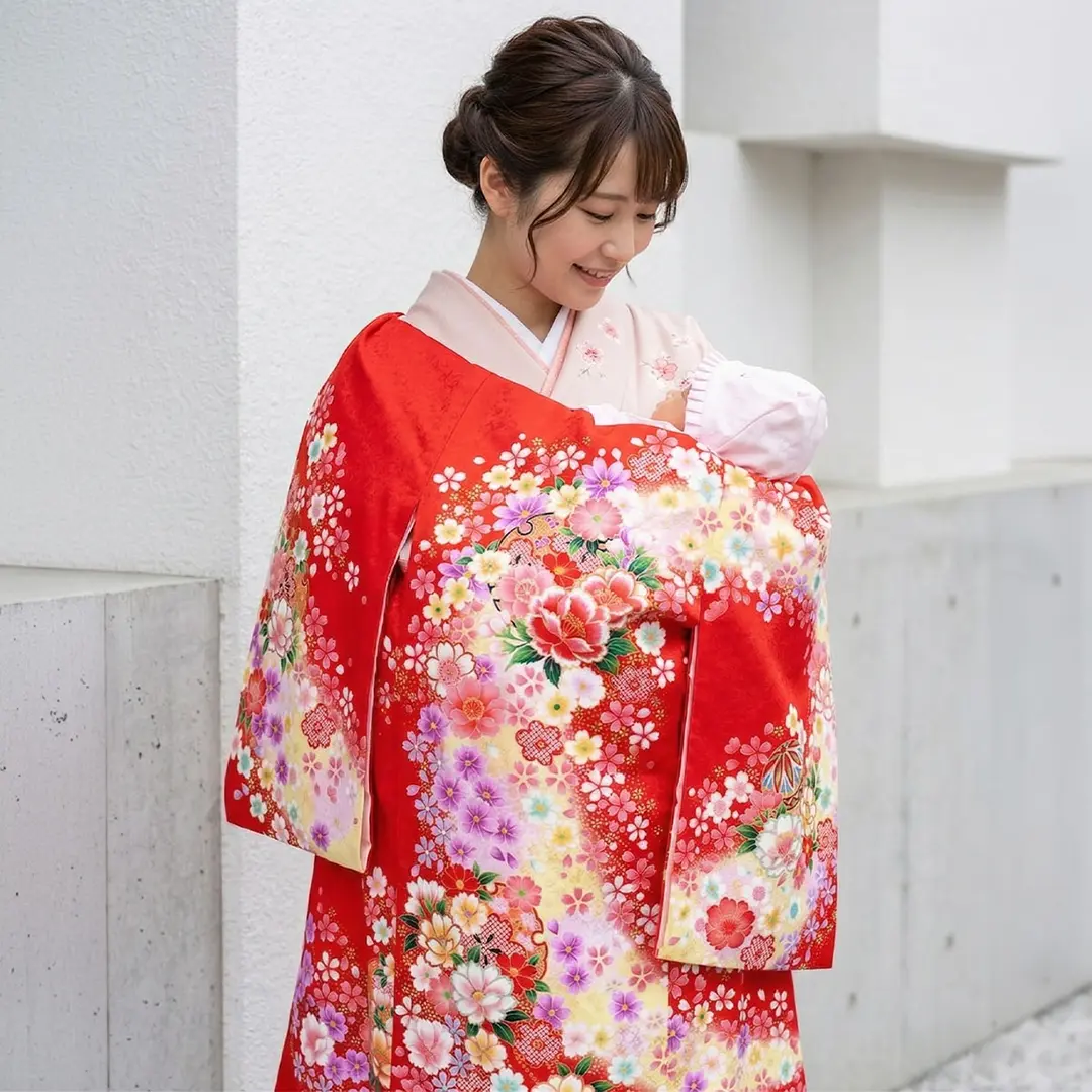 お宮参り産着／赤地に花と雪輪の祝い着／女児／着用イメージ