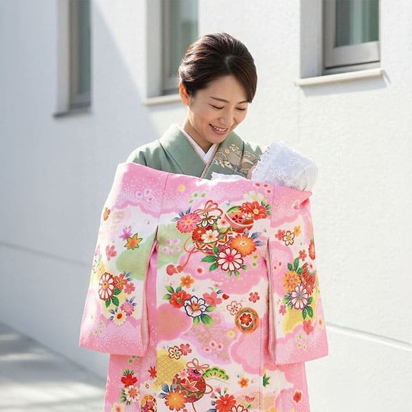 お宮参り産着／ピンク地に鈴と疋田の雲取りの祝い着／女児