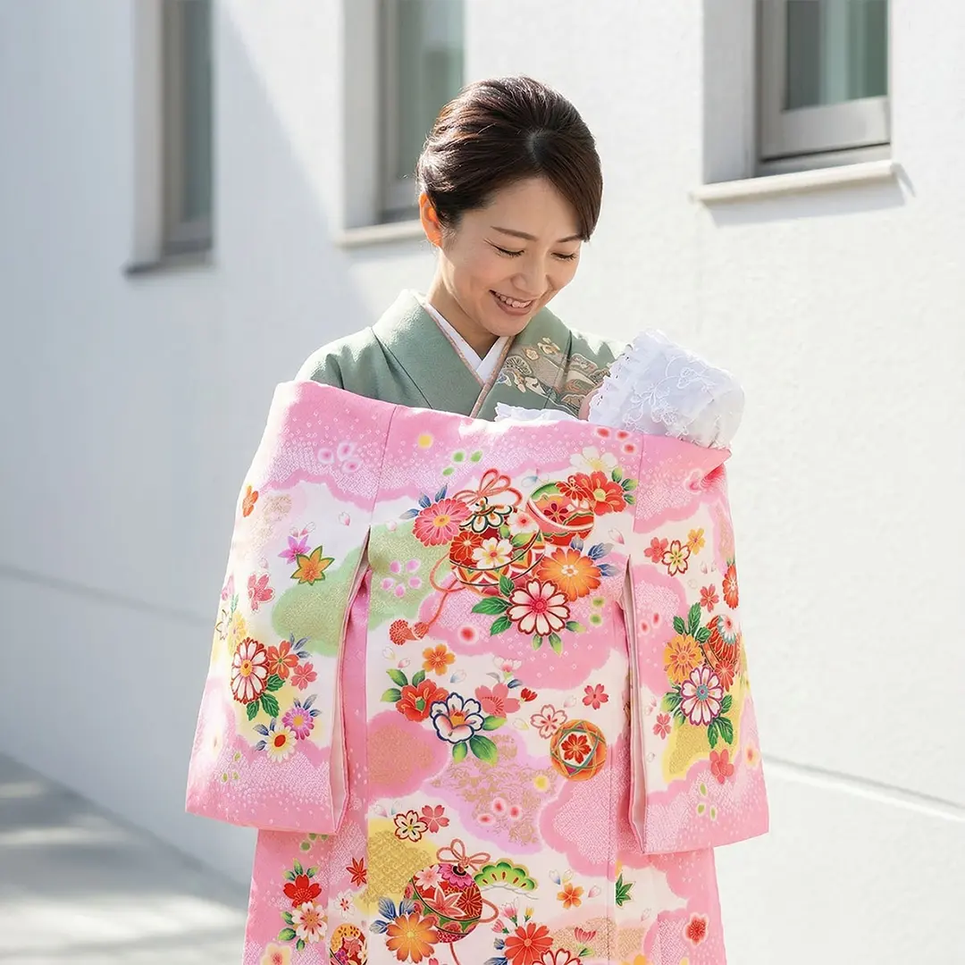 お宮参り産着／ピンク地に鈴と疋田の雲取りの祝い着／女児／着用イメージ