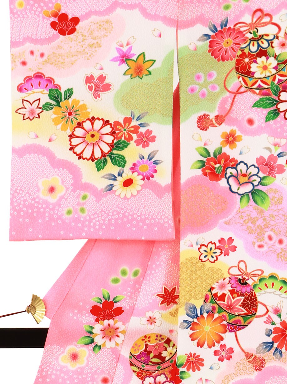 お宮参り産着／ピンク地に鈴と疋田の雲取りの祝い着／女児／左袖詳細