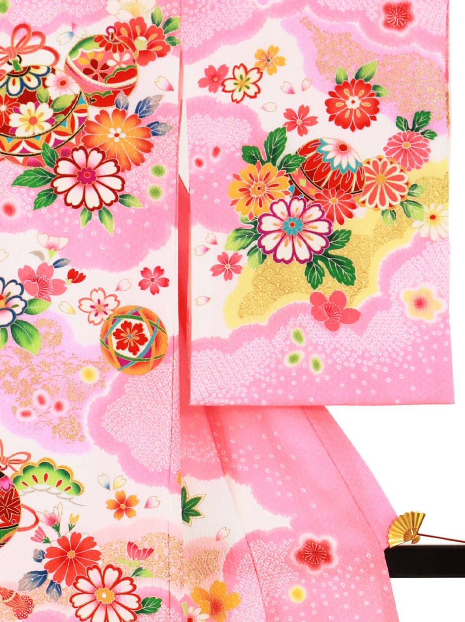 お宮参り産着／ピンク地に鈴と疋田の雲取りの祝い着／女児／右袖詳細