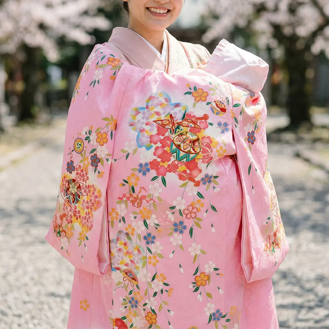 お宮参り産着／ピンク地にしだれ桜と鞠、折り鶴の祝い着／女児／着用イメージ