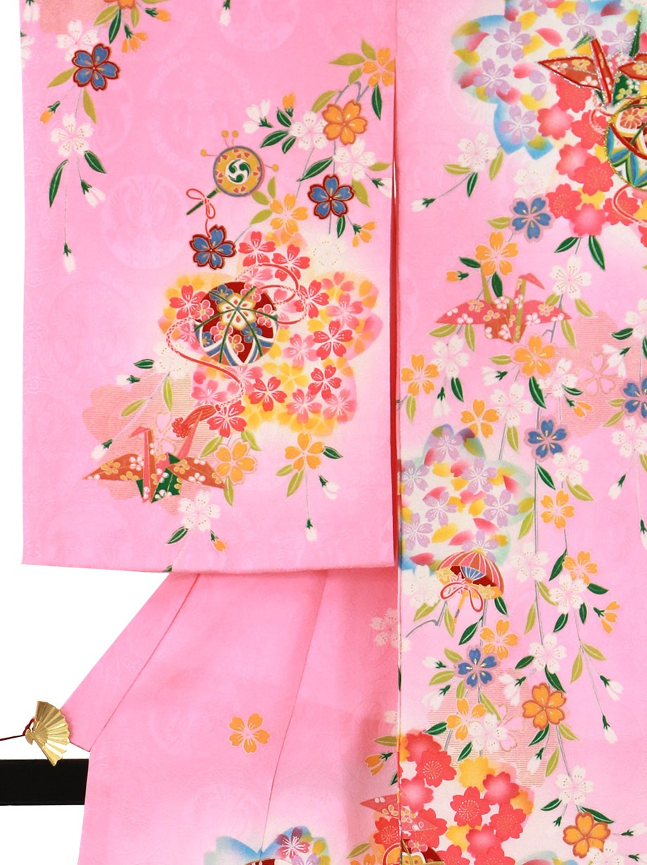 お宮参り産着／ピンク地にしだれ桜と鞠、折り鶴の祝い着／女児／左袖詳細