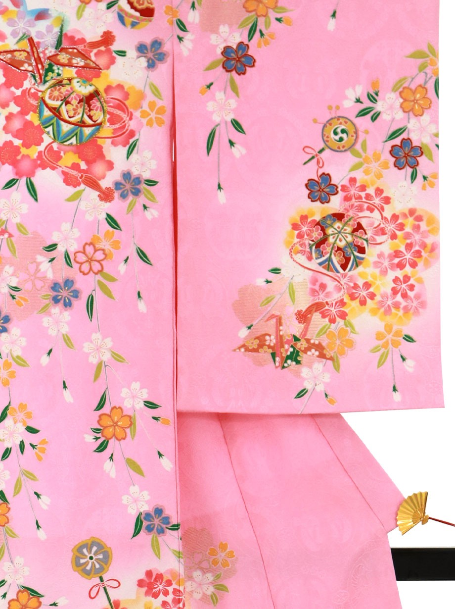 お宮参り産着／ピンク地にしだれ桜と鞠、折り鶴の祝い着／女児／右袖詳細
